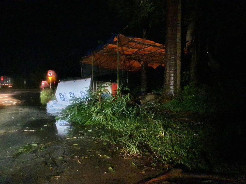 Quán nước ven đường cũng bị gió thổi bay trơ gọng. Ảnh LÊ ĐỒNG