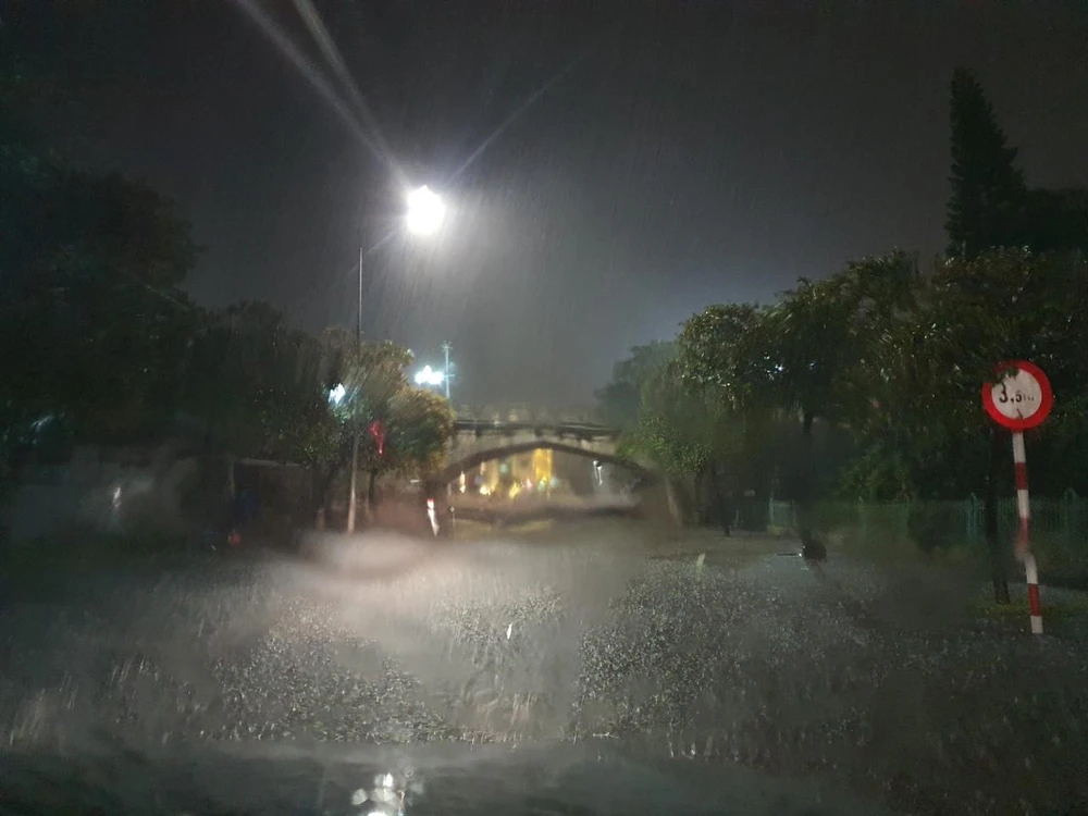 Mưa lớn làm nước ngập sâu ở chân cầu Ka Long, TP Móng Cái. Ảnh LÊ ĐỒNG