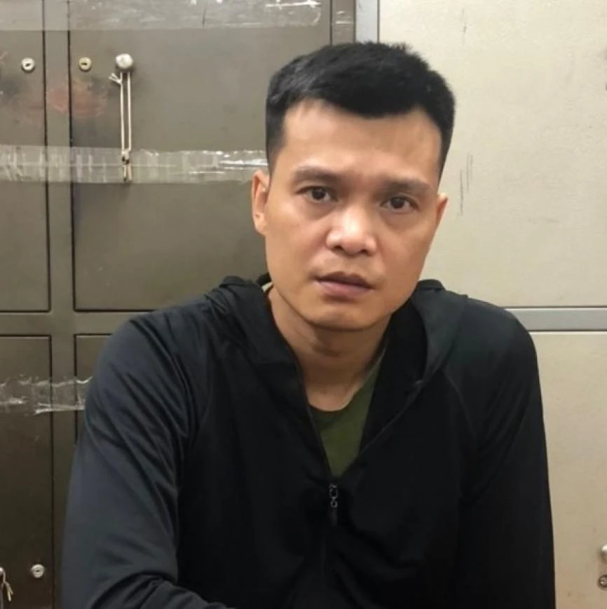 Bị can Trần Kim Phong bị Công an tỉnh Quảng Ninh bắt giữ khi đang lẫn trốn tại TP Hồ Chí Minh. Ảnh CTV Bị can Trần Kim Phong bị Công an tỉnh Quảng Ninh bắt giữ khi đang lẫn trốn tại TP Hồ Chí Minh. Ảnh CTV
