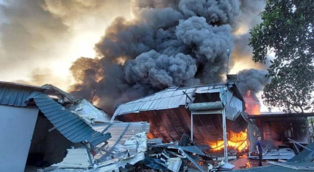 Hiện trường vụ cháy cơ sở sản xuất nhựa Vĩ Tuyến Plastic. Ảnh CTV