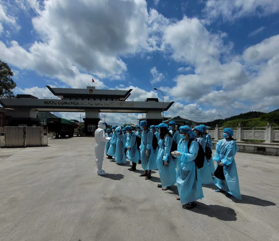 Cán bộ Đồn Biên phòng cửa khẩu Sóc Giang tiến hành thủ tục tiếp nhận 45 công dân do Trạm Kiểm tra Biên phòng xuất, nhập cảnh Bình Mãng-Nà Po, tỉnh Quảng Tây, Trung Quốc trao trả. Ảnh Nguyễn Tuân