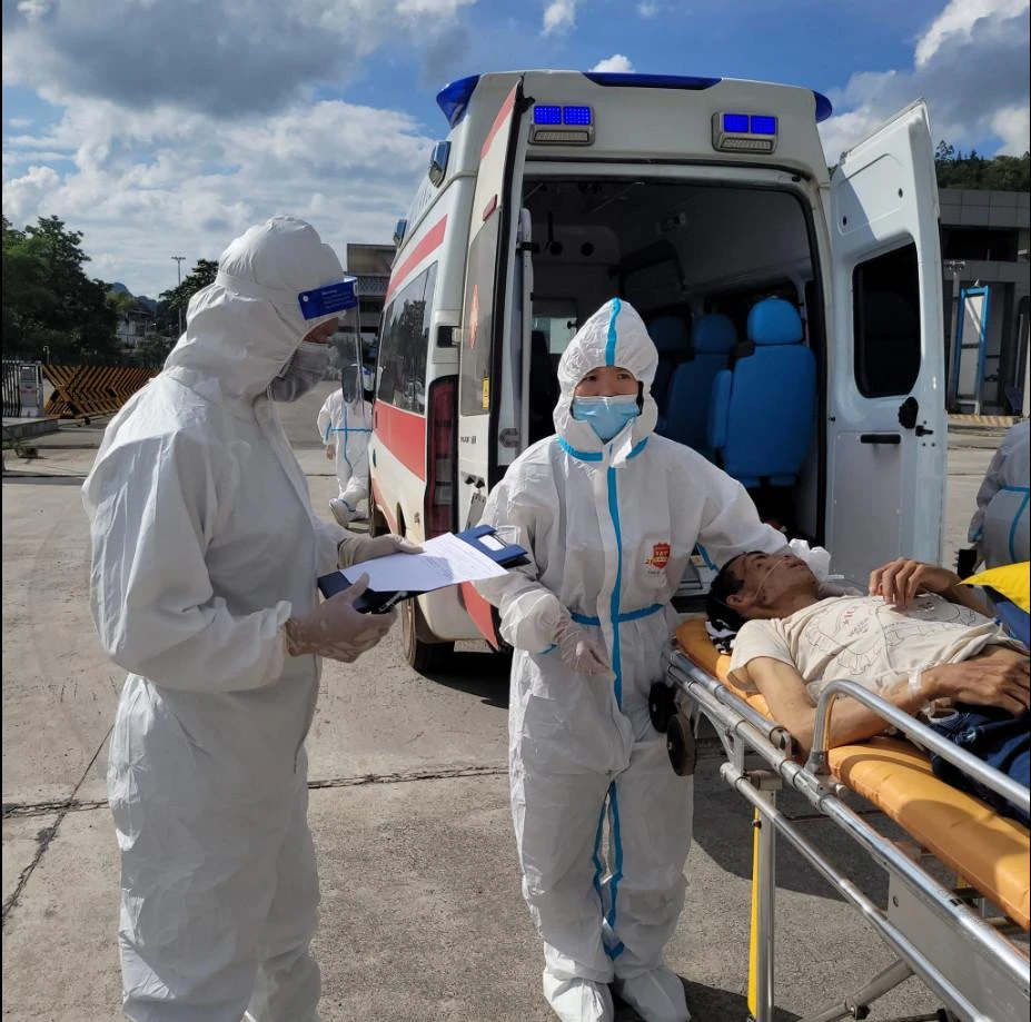 Cán bộ Đồn Biên phòng cửa khẩu Trà Lĩnh đã liên hệ xe cứu thương để đưa công dân bị bệnh hiểm nghèo về tỉnh Điện Biên bảo đảm an toàn. Ảnh Nguyễn Tuân