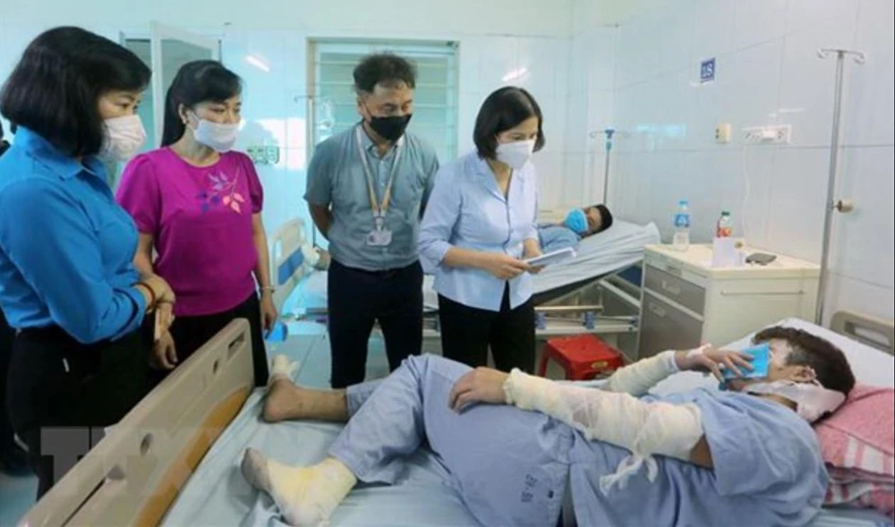 Chủ tịch UBND tỉnh Bắc Ninh Nguyễn Hương Giang động viên, thăm hỏi các nạn nhân. Ảnh: CTV