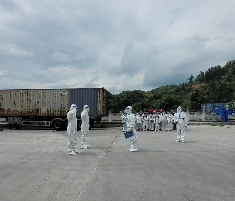 Cán bộ Đồn Biên phòng cửa khẩu Trà Lĩnh, Bộ đội Biên phòng Cao Bằng tiến hành thủ tục tiếp nhận công dân Việt Nam nhập cảnh trái phép. Ảnh NGUYỄN TUÂN