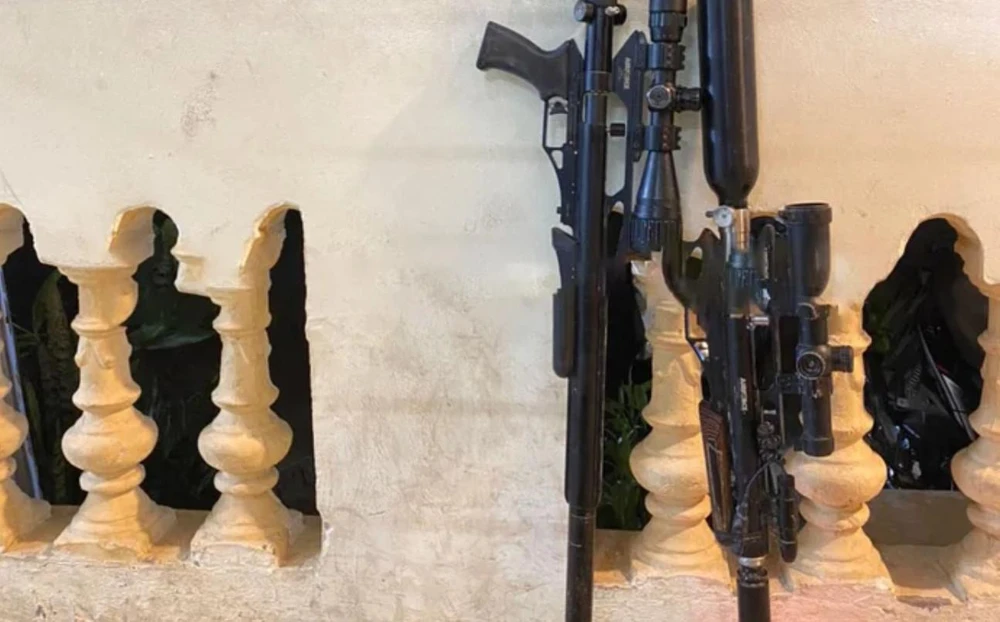 Hai khẩu súng hơi bị Công an thu giữ. Ảnh CACC