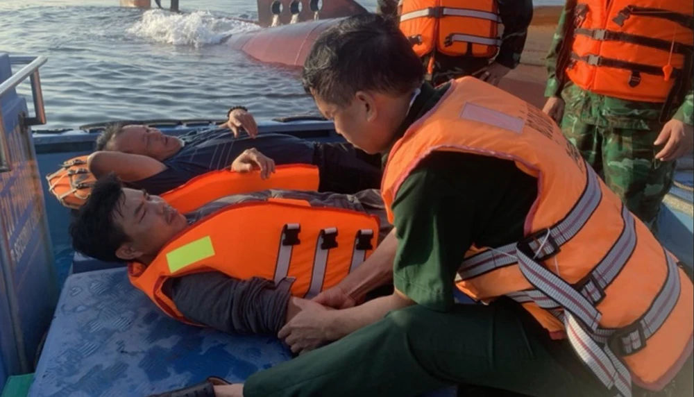 Lực lượng cứu hộ của Đồn Biên phòng Cát Bà đang chăm sóc sức khỏe y tế cho hai thuyền viên tàu NB-8133. Ảnh CTV