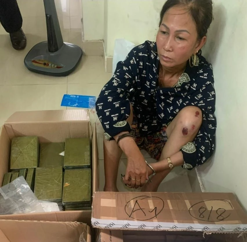 Nghi phạm Đặng Thị Huệ cùng tang vật tại Cơ quan điều tra. Ảnh CTV