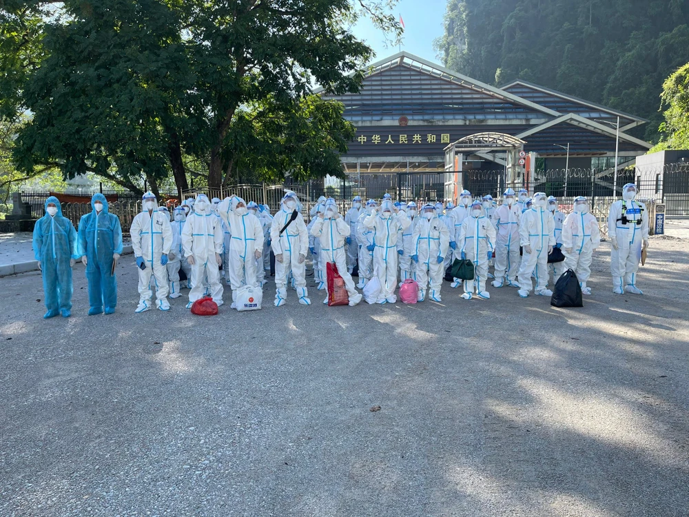 108 công dân Việt Nam do Trạm Kiểm tra Biên phòng xuất nhập cảnh Thạc Long, huyện Đại Tân, Khu tự trị dân tộc Choang, tỉnh Quảng Tây, Trung Quốc bàn giao. Ảnh Nguyễn Tuân