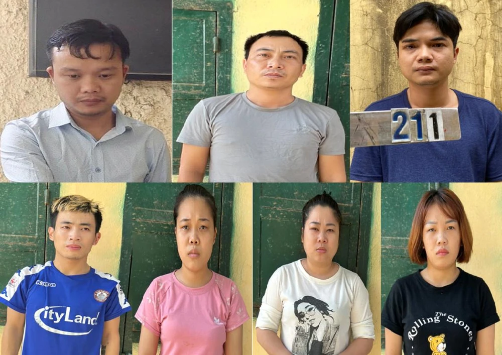 Các nghi phạm trong đường dây làm giả con dấu tài liệu của cơ quan Nhà nước. Ảnh CA