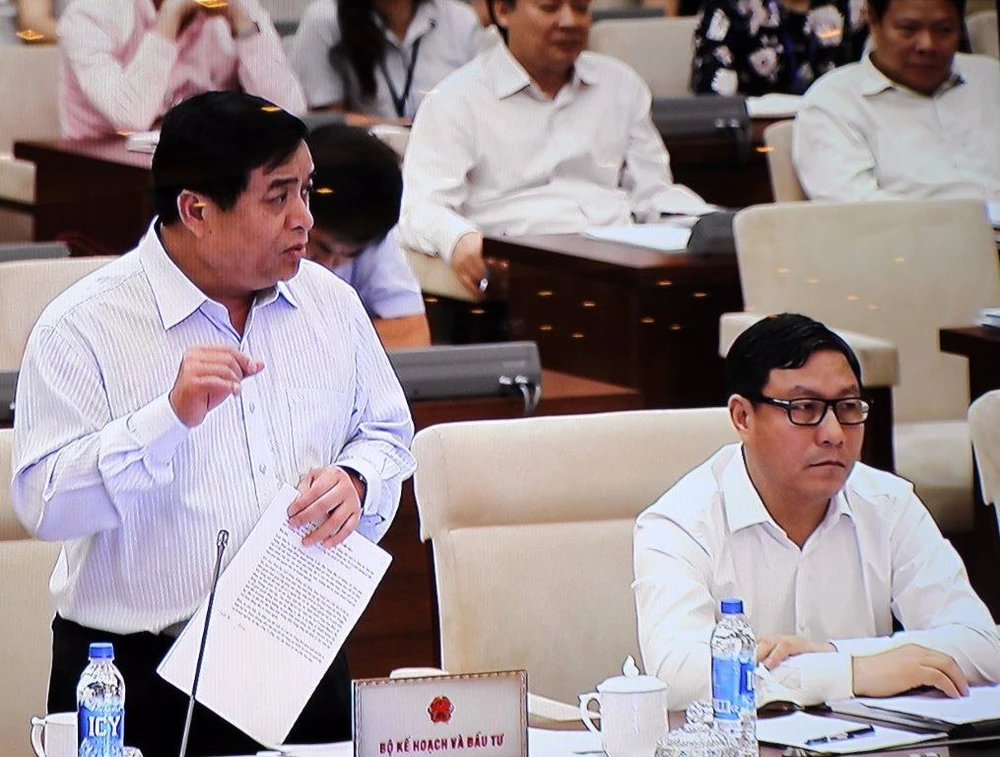 Bộ trưởng Nguyễn Chí Dũng: "Có những vấn đề nhỏ, nhưng nếu sửa được thì sẽ có tác dụng lớn". Ảnh: CHÂN LUẬN