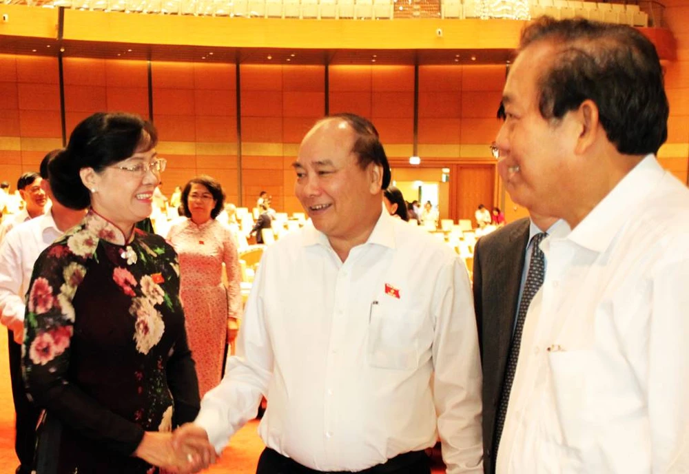 Chủ tịch HĐND TP.HCM Nguyễn Thị Quyết Tâm (trái) kiến nghị với Thủ tướng Nguyễn Xuân Phúc về ngân sách cho TP.HCM tại hành lang Quốc hội sáng 24-10. Ảnh: CHÂN LUẬN