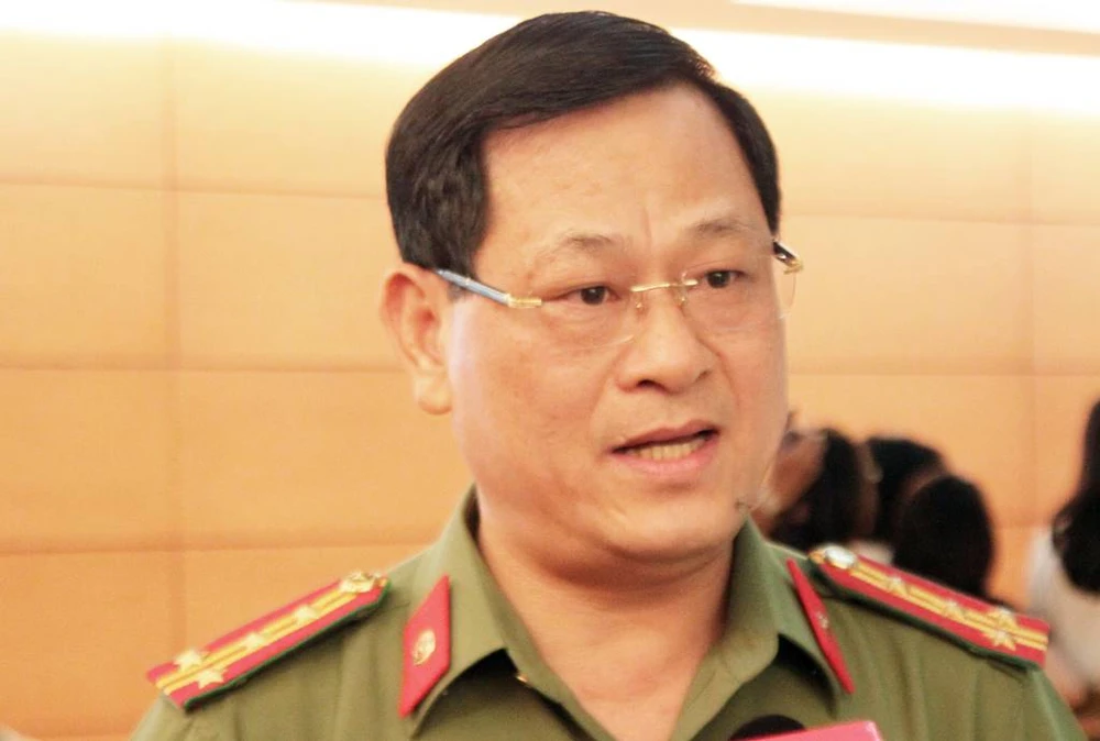 Đại biểu Nguyễn Hữu Cầu (Nghệ An) đề nghị quy định rõ hơn những trường hợp nổ súng mà không cần cảnh báo. Ảnh: CHÂN LUẬN