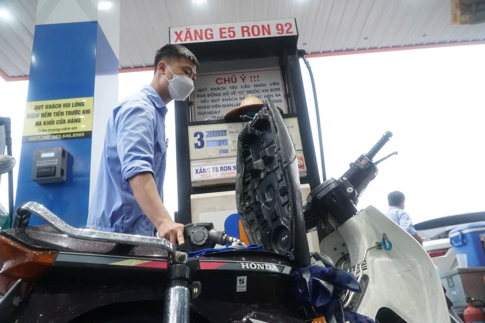 Việc quản lý, điều hành xăng dầu hiện vẫn đang được hai bộ Công Thương và Tài chính có quan điểm khác nhau. Ảnh: PHI HÙNG