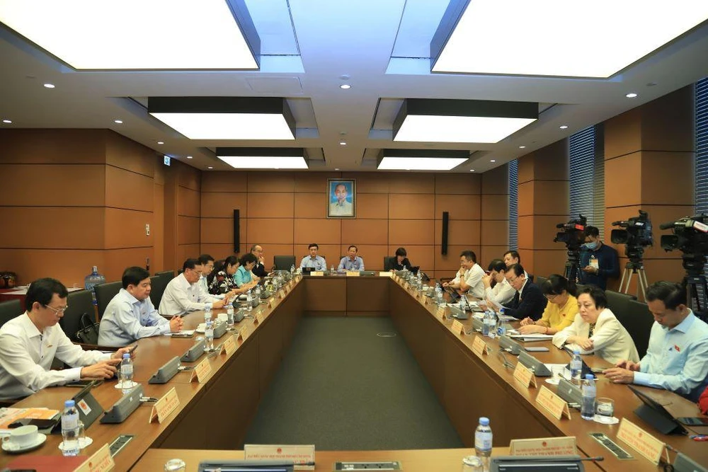 Tổ ĐBQH TP.HCM thảo luận về các dự án cao tốc sáng 6-6.