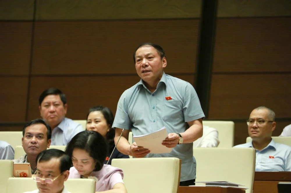 Bộ trưởng Bộ VH-TT&DL Nguyễn Văn Hùng nói phải chi trả tiền hỗ trợ SEA Games 31 bằng tài khoản nhưng một số trọng tài yêu cầu được nhận tiền mặt. Ảnh: DT Bộ trưởng Bộ VH-TT&DL Nguyễn Văn Hùng nói phải chi trả tiền hỗ trợ SEA Games 31 bằng tài khoản nhưng một số trọng tài yêu cầu được nhận tiền mặt. Ảnh: DT