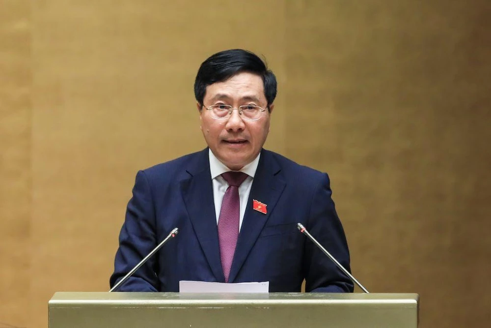 Phó Thủ tướng Phạm Bình Minh phát biểu, giải trình làm rõ thêm một số vấn đề mà ĐBQH chất vấn trong những ngày qua. Ảnh: DT