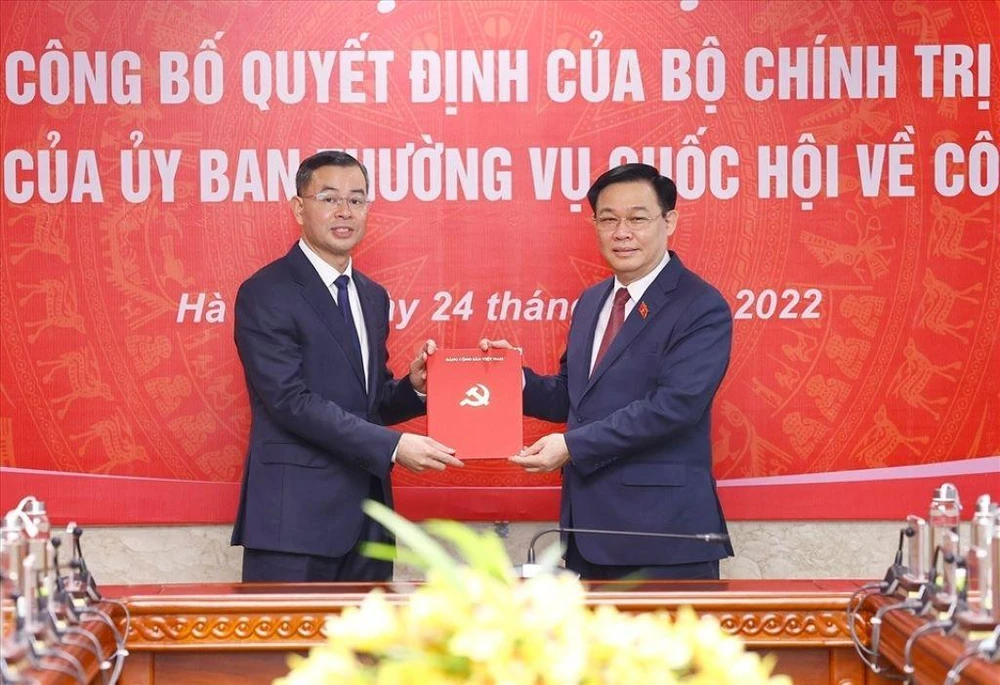 Chủ tịch Quốc hội Vương Đình Huệ (phải), trao quyết định cho ông Ngô Văn Tuấn. Ảnh LĐ