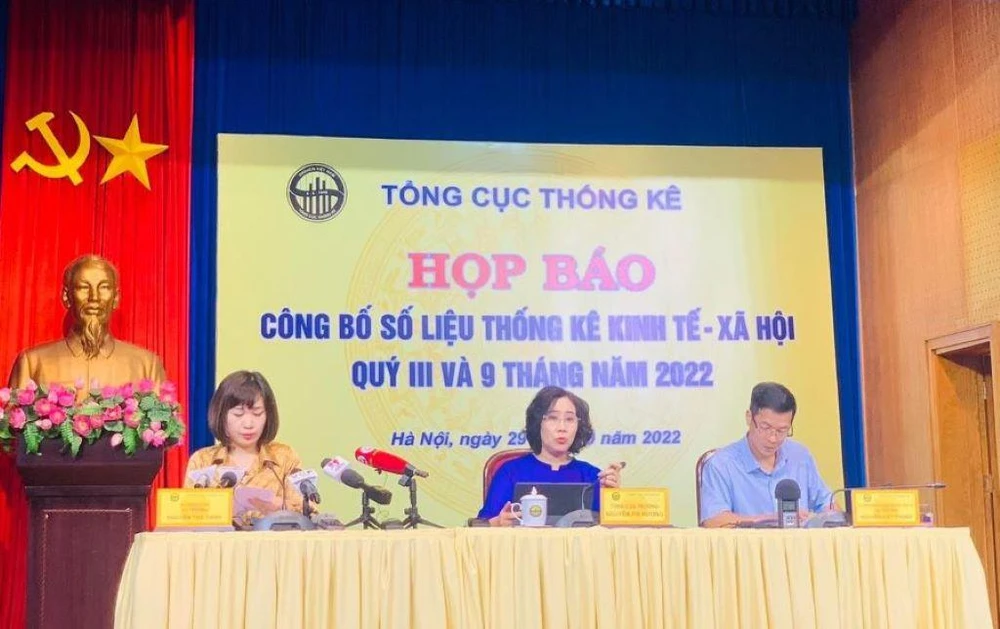 Bà Nguyễn Thị Hương (giữa), Tổng cục trưởng Tổng cục Thống kê chủ trì công bố báo cáo kinh tế - xã hội quý III và 9 tháng năm 2022. Ảnh: VH