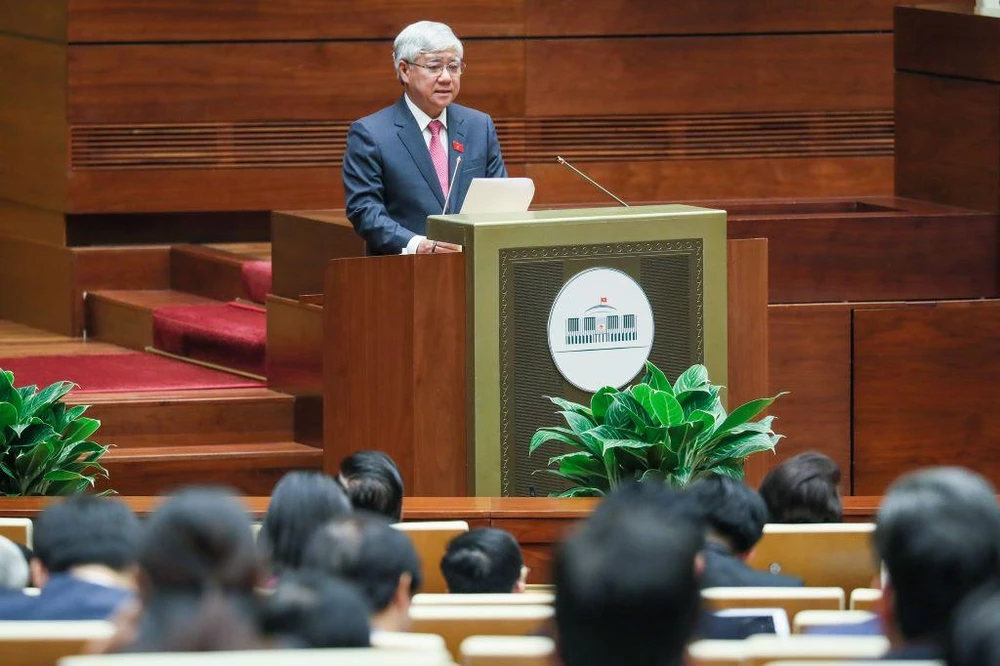 Chủ tịch Ủy ban Trung ương MTTQ Việt Nam Đỗ Văn Chiến trình bày báo cáo ý kiến, kiến nghị của cử tri trước Quốc hội ngày khai mạc kỳ họp thứ 4, 20-10. Ảnh: HOÀNG HẢI