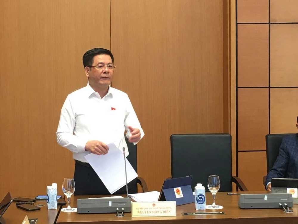 Bộ trưởng Nguyễn Hồng Diên giải thích về vấn đề xăng dầu ngày 22-10 tại tổ thảo luận ở Quốc hội. Ảnh: CL