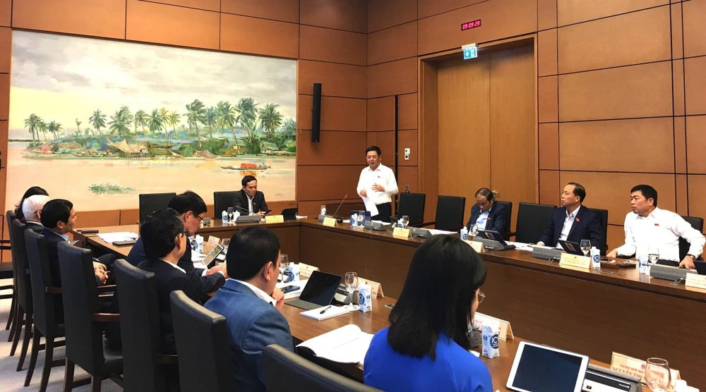 Tổ thảo luận ở Quốc hội sáng 22-10 nghe Bộ trưởng Diên giải thích về xăng dầu. Ảnh: CL