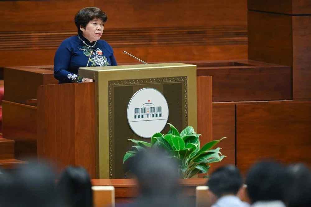 Chủ nhiệm Ủy ban Xã hội của QH Nguyễn Thúy Anh trình bày báo cáo giải trình, tiếp thu và chỉnh lý dự luật khám bệnh, chữa bệnh. Ảnh: PT