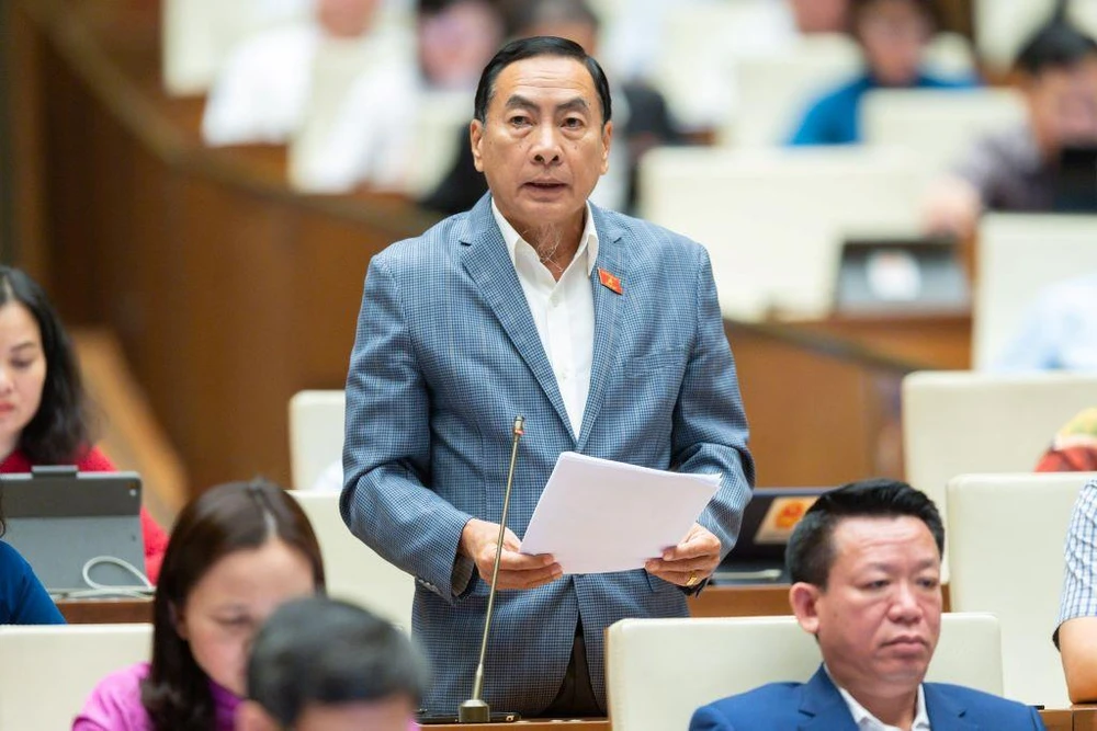 ĐB Nguyễn Văn Hòa phát biểu về tiết kiệm chống lãng phí sáng 31-10. Ảnh: PT