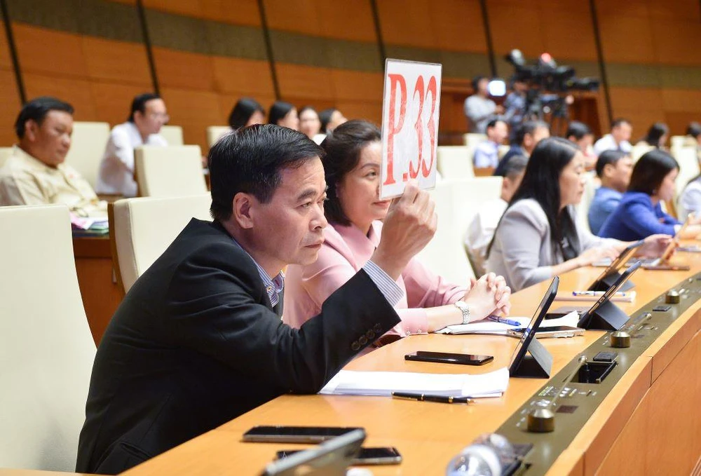 Đại biểu Nguyễn Mạnh Cường giơ biển tranh luận. Ảnh: QH