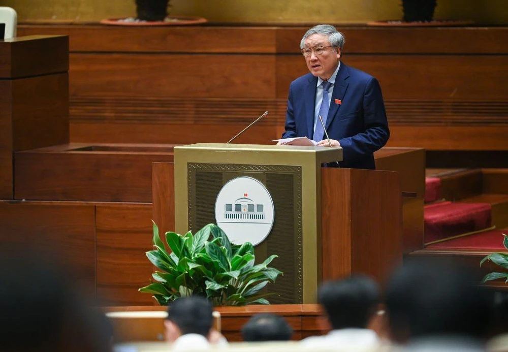 Chánh án TAND Tối cao Nguyễn Hòa Bình trình bày báo cáo trước Quốc hội. Ảnh: PT