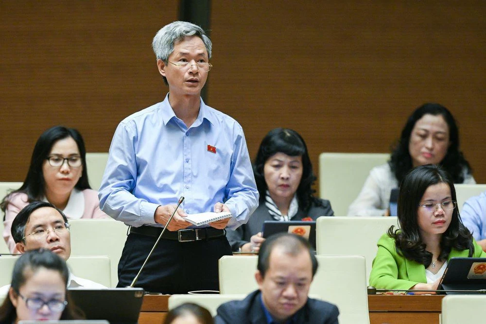 ĐB Đào Hồng Vận nói có khi đền bù gây mâu thuẫn trong nội bộ người dân vì người được cao, người được thấp. Ảnh: QH