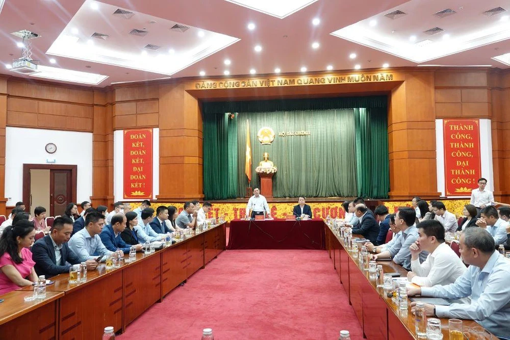 Quang cảnh buổi làm việc của Bộ Tài chính với các doanh nghiệp sáng 23-11. Ảnh: BTC