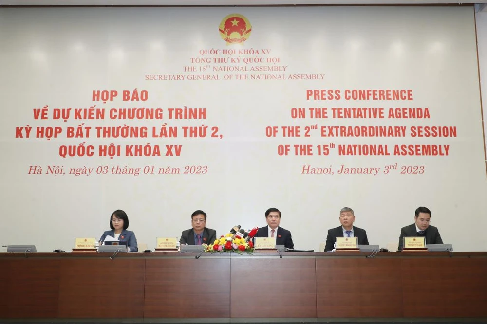 Tổng thư ký Quốc hội Bùi Văn Cường (giữa) chủ trì họp báo. Ảnh: QH