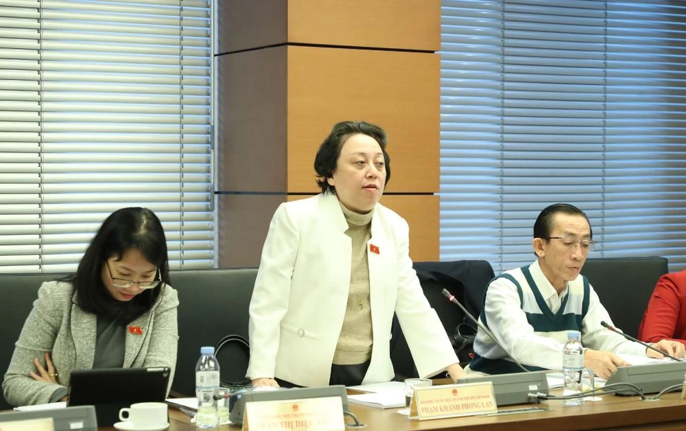 ĐB Phạm Khánh Phong Lan phát biểu tại tổ sáng 6-1 về tổng kết Nghị quyết 30/2021. Ảnh: QUANG PHÚC
