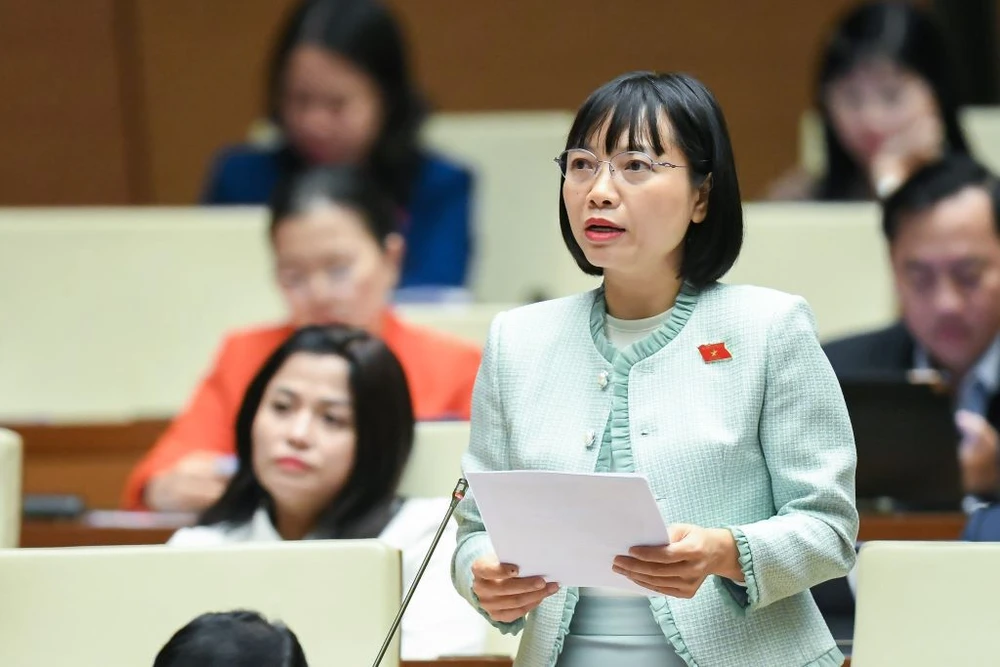 ĐB Nguyễn Thị Việt Nga lại đề nghị không cần "khuyến khích" sáp nhập các cơ quan báo chí mà phải làm nghiêm vì báo chí nhiều quá, chồng chéo. Ảnh: PT