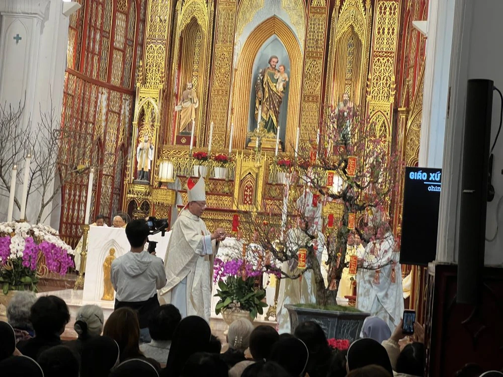 Cuối thánh lễ, Đức Tổng Giám mục ra hái lộc xuân treo ở cây đào tại Cung thánh Nhà thờ Lớn Hà Nội. Đức Tổng Giám mục mở lộc xuân, gồm một tấm thiệp in một câu kinh thánh và đọc cho cả cộng đoàn phụng vụ nghe.