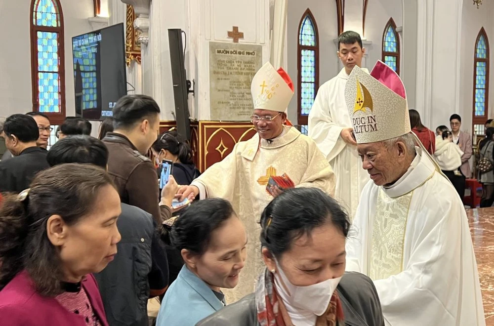 Sau đó, Đức Tổng Giám mục, Đức Hồng y và Đức Giám mục phụ tá Tổng Giáo phận Hà Nội lì xì cho giáo dân. Theo lời Đức Tổng Giám mục, trong số hàng nghìn bao lì xì có một "giải độc đắc" gồm lời Chúa và 100 USD và giải độc đắc đó do Đức Hồng y cầm. Ai may mắn sẽ nhận được.