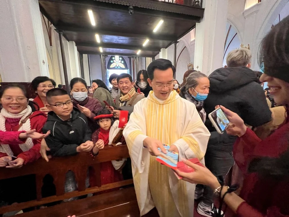 Các linh mục đồng tế cũng chia sẻ việc "lì xì" với Đức Tổng giám mục, Đức Hồng y và Đức Giám mục phụ tá. Giáo dân tham dự thánh lễ Tân niên cũng như thánh lễ trong ba ngày Tết Nguyên đán luôn coi việc "rút lộc lời Chúa" là điều phải làm để vừa lắng nghe tiếng Chúa, vừa rút tỉa được phương châm sống cho cá nhân mình.