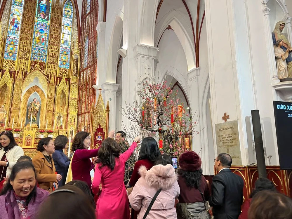 Vì giáo dân tham dự thánh lễ quá đông nên số bao lì xì mà Tổng Giáo phận Hà Nội chuẩn bị không đủ. Giáo dân được Cha Tổng Đại diện Tổng Giáo phận Hà Nội cho phép đã rút cả lộc lời Chúa ở cây đào trên Cung Thánh.