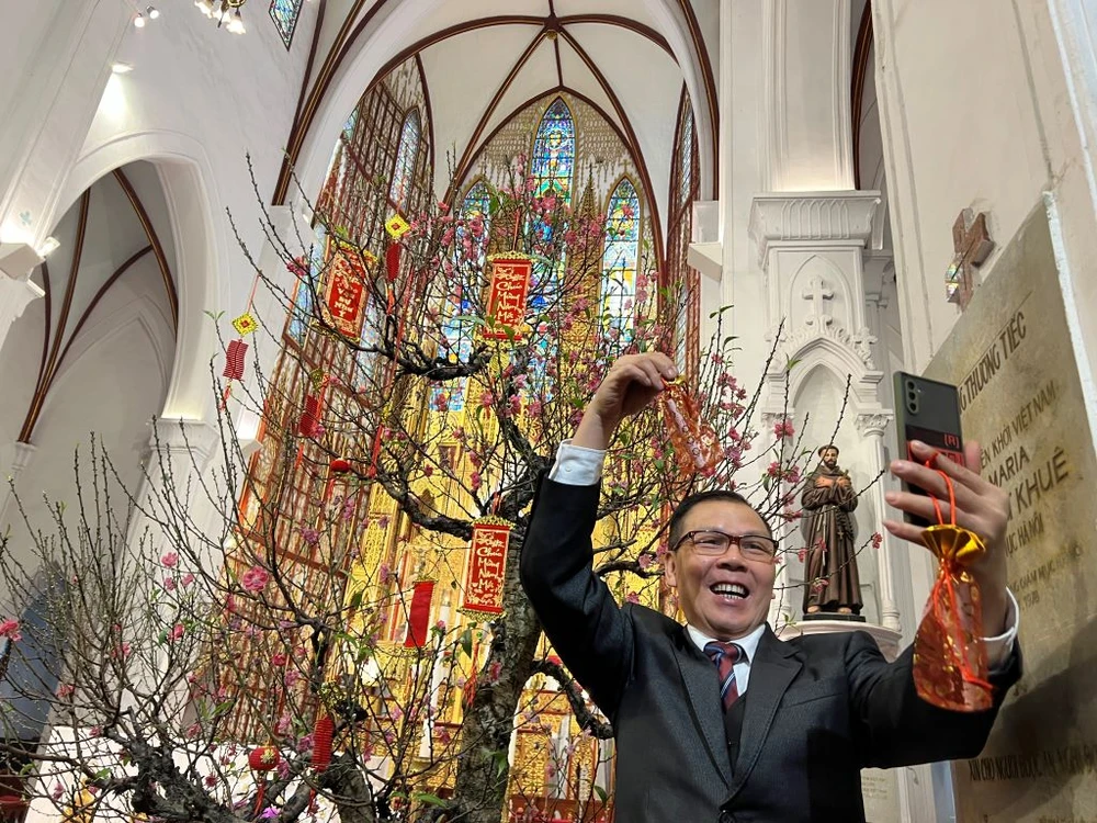 Một giáo dân rút được hai túi lộc xuân từ cây đào trên Cung Thánh. Vui mừng quá, ông livestream cho người thân ở nhà và nói rằng: đã rút được lời Chúa