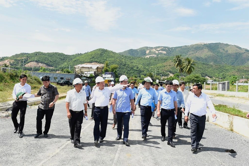Tổ công tác đôn đốc giải ngân vốn đầu tư công do Bộ trưởng Tài chính Hồ Đức Phớc làm tổ trưởng làm việc tại miền Trung hồi tháng 7-2022. Ảnh: BTC