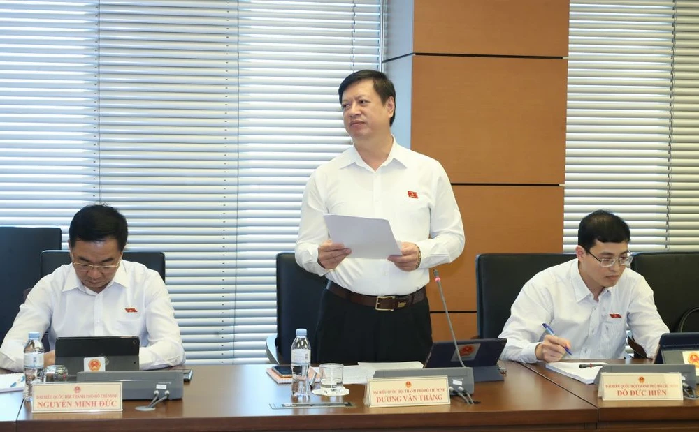 ĐB Dương Văn Thăng nêu ý kiến về dự luật sửa đổi, bổ sung một số điều của Luật Công an nhân dân. Ảnh: Q.PHUC