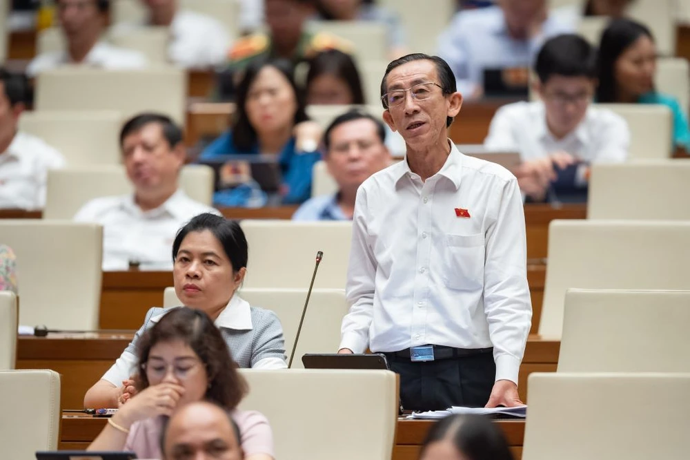 ĐB Trần Hoàng Ngân đề xuất có gói hỗ trợ khẩn cấp hơn cho an sinh xã hội. Ảnh: QH