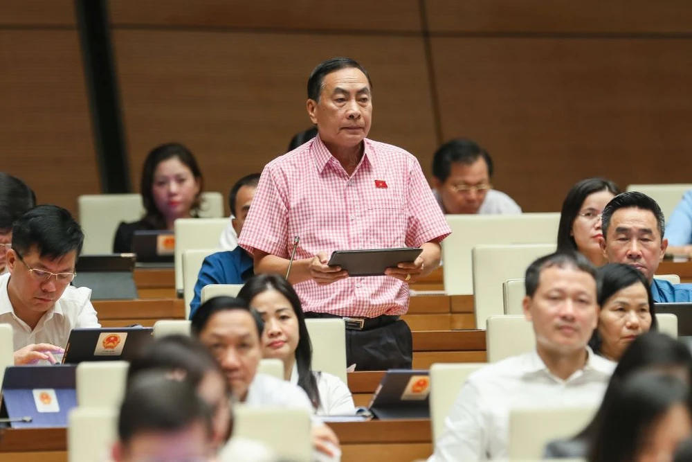 ĐB Phạm Văn Hòa nêu ý kiến. Ảnh: QH