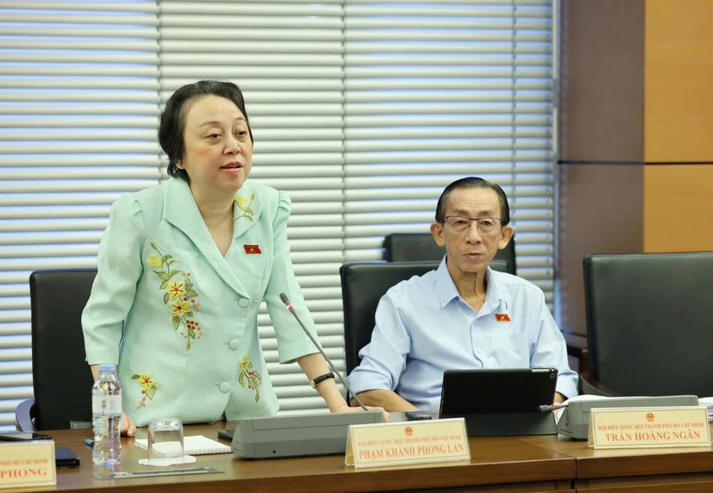 ĐB Phạm Khánh Phong Lan đặt vấn đề kỷ luật cán bộ sinh con thứ 3 khi thảo luận tại tổ TP.HCM. Ảnh: QUANG PHÚC