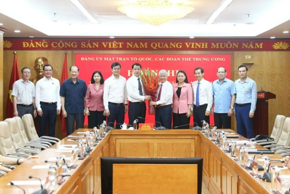 mat-tran-to-quoc-ngo-van-cuong-tang-hoa.jpg