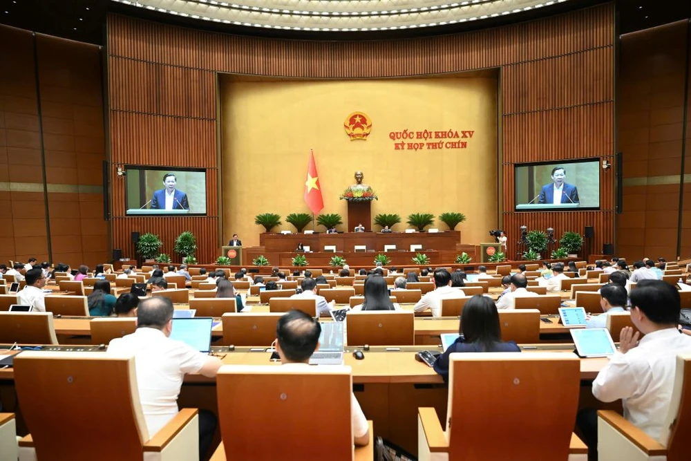 Phó Thủ tướng thường trực Nguyễn Hòa Bình thuyết trình trước Quốc hội về TTTC tại TP.HCM và Đà Nẵng