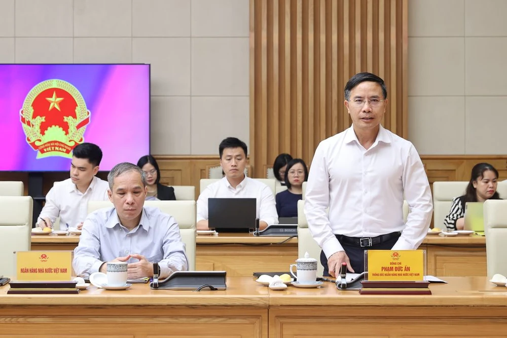 thu-tuong-le-minh-hung-thong-doc-NHNN.jpg