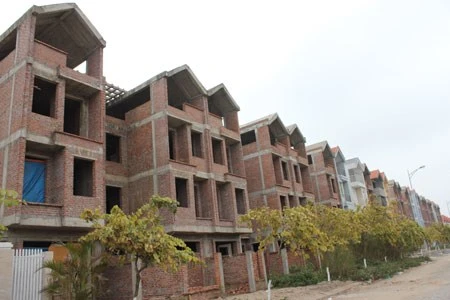 Những căn biệt thự, liền kề không người ở là hệ lụy của việc phát triển BĐS quá nóng thời gian trước đây khi nhiều nhà đầu tư đổ mạnh tiền ra mua nhà đất đầu cơ.