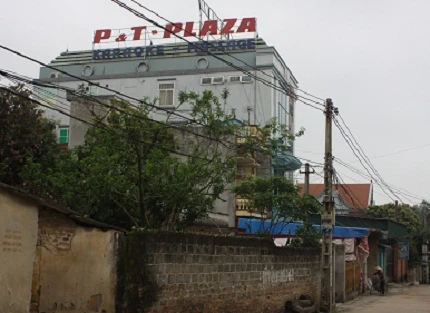 Vợ mang bầu suy sụp vì chồng chết lõa thể, ôm phụ nữ lạ 1