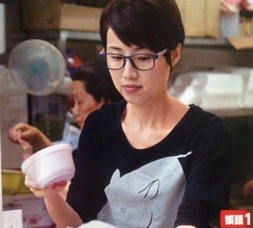 Cựu Hoa hậu bán cá viên chiên trên phố kiếm sống ảnh 3